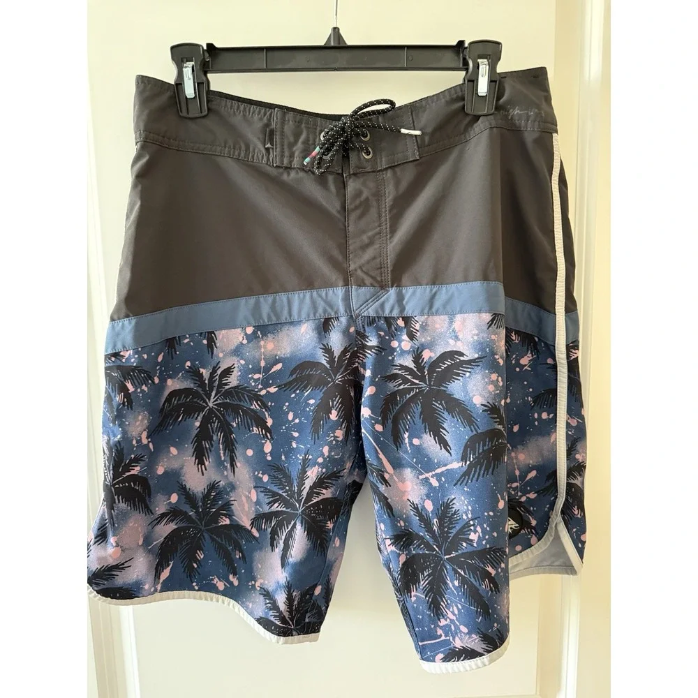 Quicksilver Mens Camo Board Shorts Size 32 Pre Owned‎